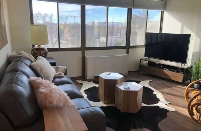 Boutique Hotel-like Condo in the Heart of Downtownnn