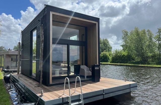 Boutique Houseboat Stay – Romantic Getaway for Two