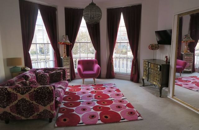 Boutique Large Studio Flat With Balcony in Central London,Pimlico, Victoria. Near the Kings Road.