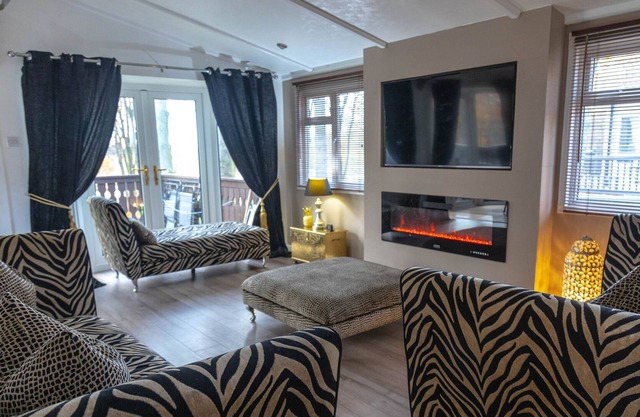 BOUTIQUE LODGE, pet friendly, character holiday cottage in Swarland