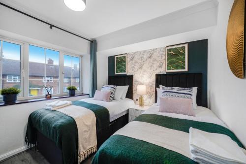 Boutique Shepherds Bush Abode-Garden-Sleeps 12