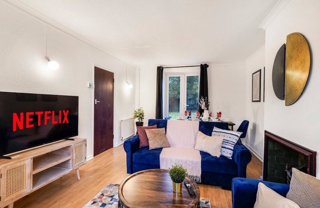Boutique Shepherds Bush Abode- Garden- Sleeps 12
