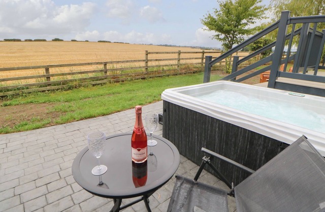 BOWES HIDEAWAY, romantic, character holiday cottage in Eppleby