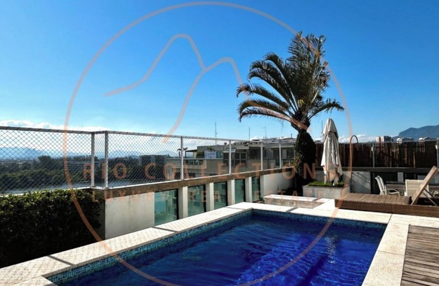 Beautiful spacious and quiet penthouse, in a condominium on the beach block,