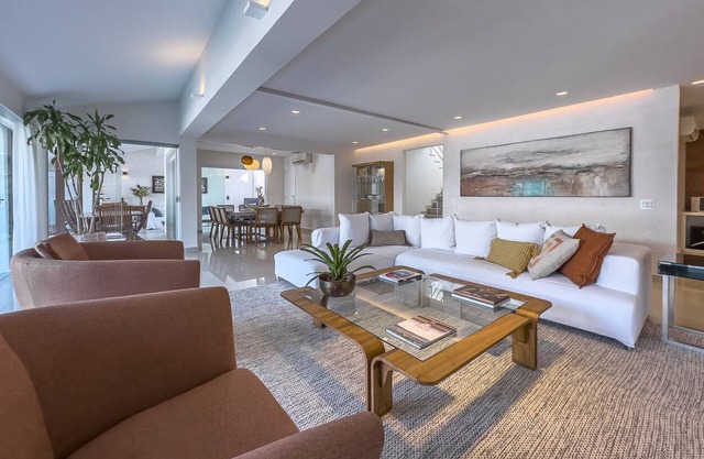 Casa Champagne com Piscina e Espaço Gourmet Sofisticados e Acesso à Praia
