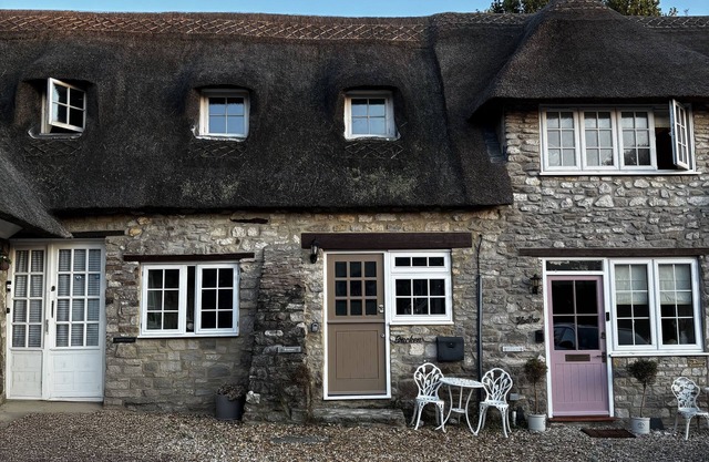 BRACKEN COTTAGE, romantic, with a garden in Osmington