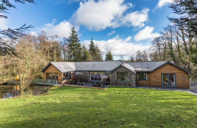 BRACKEN GROUND, pet friendly, luxury holiday cottage in Coniston