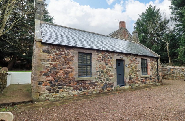 BRACKEN LODGE, pet friendly, character holiday cottage in Wooler