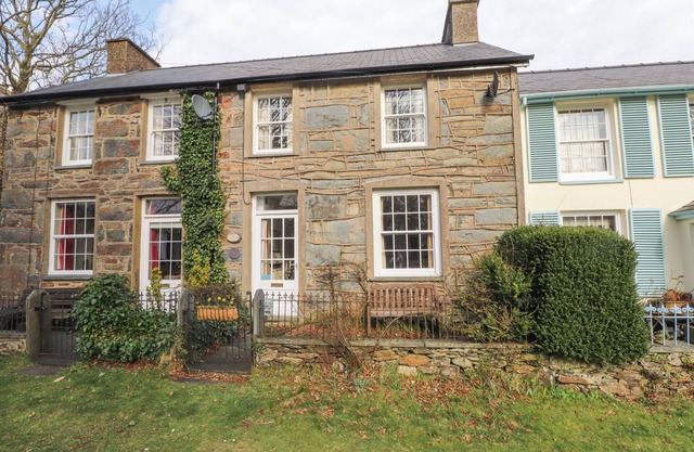 BRACKENBURY COTTAGE, pet friendly, with open fire in Beddgelert