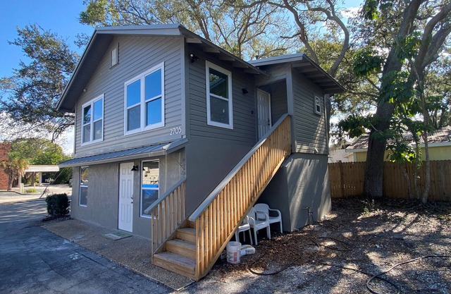 Bradenton duplex near downtown Pier, Harbor, Riverwalk & beaches. Pet friendly!