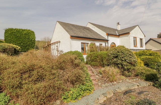 BRAESIDE, family friendly, with open fire in Torver