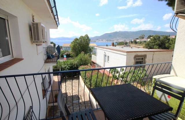 BRAMANT 5 - Primera planta con terraza, vistas al mar y parking.