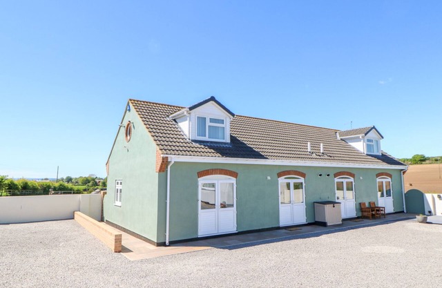 BRAMBLE COTTAGE, family friendly, with a garden in Shadforth