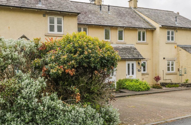 BRAMBLE COTTAGE, pet friendly, with a garden in Sedbergh