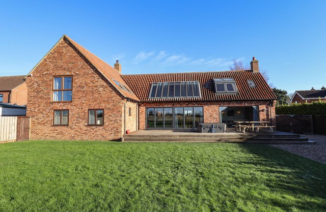 BRAMBLEBERRY BARN, pet friendly, luxury holiday cottage in Spilsby