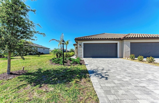 BRAND NEW 2-bed/2-bath villa in Lorraine Lakes w/expanded lanai. 3 beds w/den!