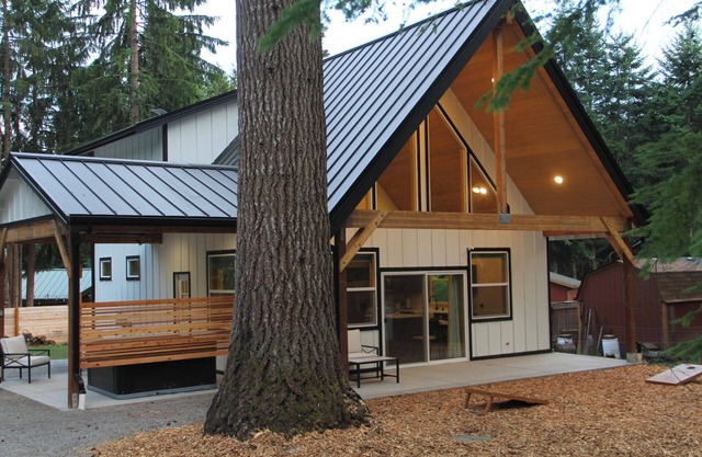 BRAND NEW! 2 Bedroom Cabin Minutes from Mt Rainier National Park!