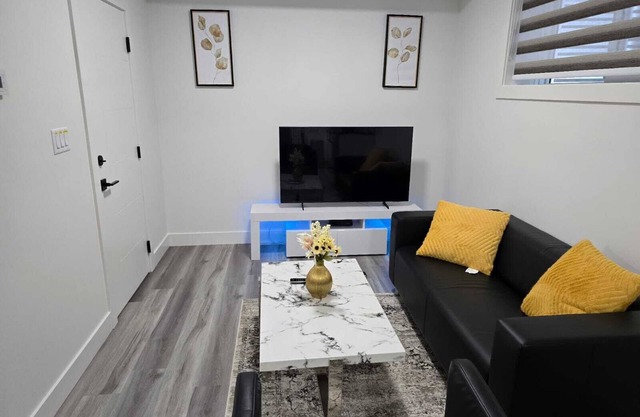 Brand New 2 Bedroom Suite with Private Entrance-10 min to Airport, self check-in
