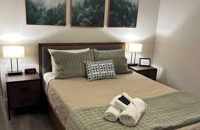 Brand new 2 bedrooms w/hot tub!