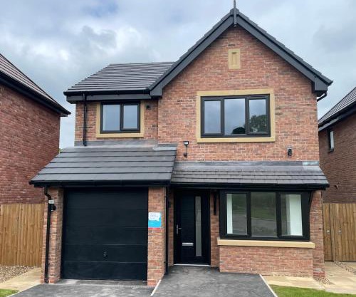 Brand-New, 2 Private Bedrooms Available, Stunning Views, Stoke Hospital, Alton Towers, Keele University, Trentham Gardens, Free Parking & Wi-Fi