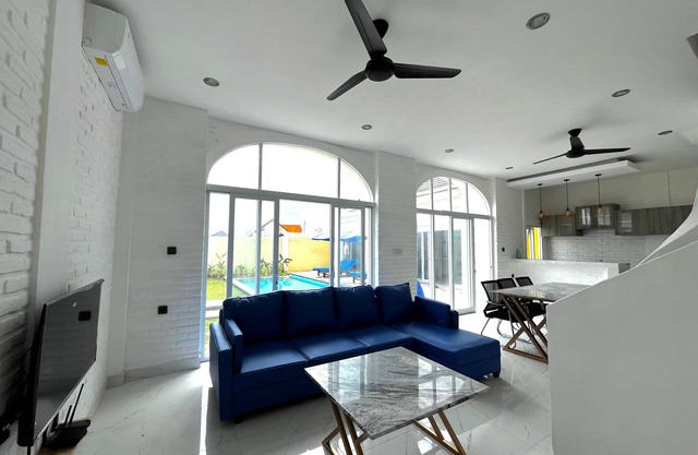 Brand New 3 bedroom Villa Brayen'