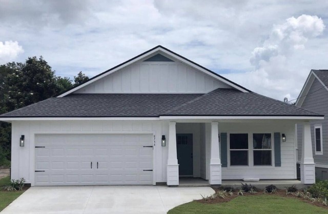 Brand new 4 bedroom home-Short walk to beach