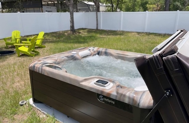 Brand new 4 bd house - hot tub, game room, fire pit. 5 min from Walmart & food