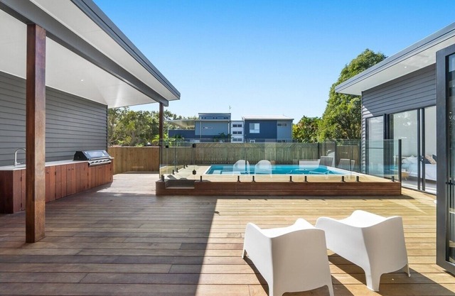 Brand New 4BR Beach House South Stradbroke, Pool