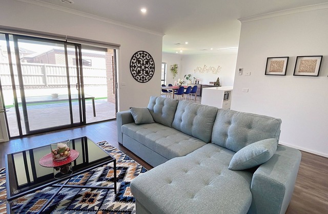 Brand new 5 bedrooms house in Melbourne west
