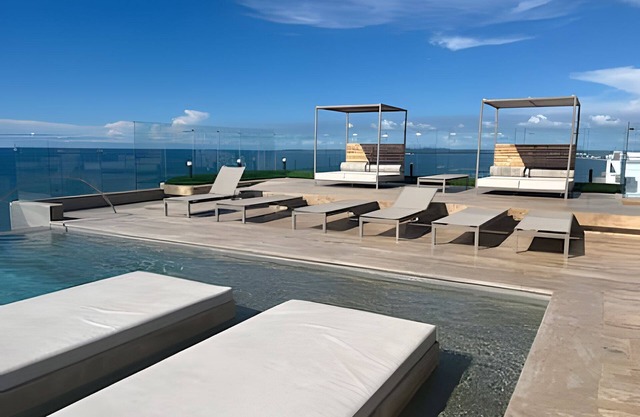 Brand New Apt Pool & City Views