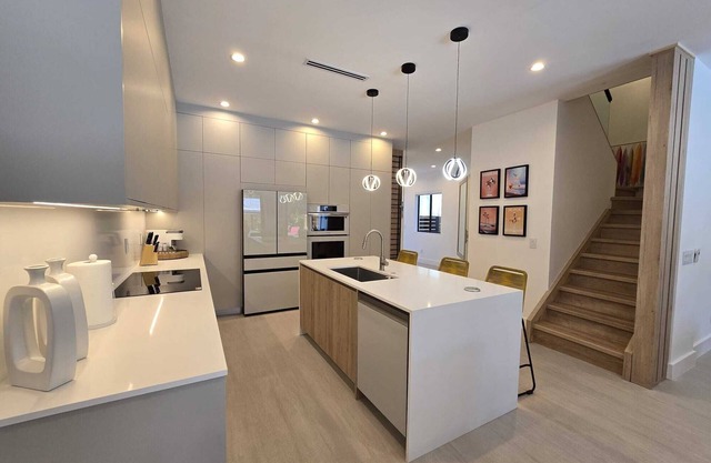 Brand new Built 4-bedroom pool house with fitness room, Heart of Fort Lauderdale