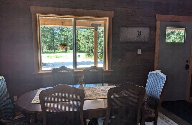 Brand new cabin in the woods, 5 minutes from Lincoln and the Blackfoot River.