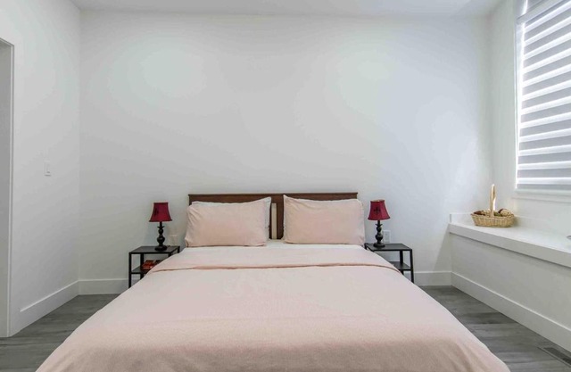 Brand New, Cheerful, Exquisite 4 BR house, fast wifi, free parking