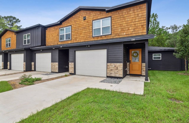 Brand New Construction - 3 BR/2 1/2 Bath/Small Dogs OK/Bonus TV Room