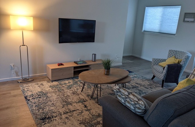 Brand new Contemporary Townhome, 5-mins. from St. Michael's Hospital