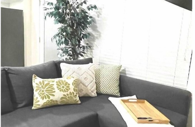 Brand New cozy convenient suite near airport/skytrain