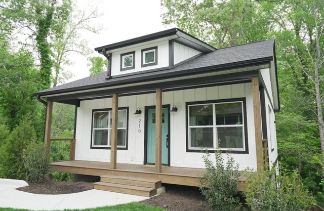 ⭐️BRAND NEW Cozy Creekside Cottage w mtn views🏔
