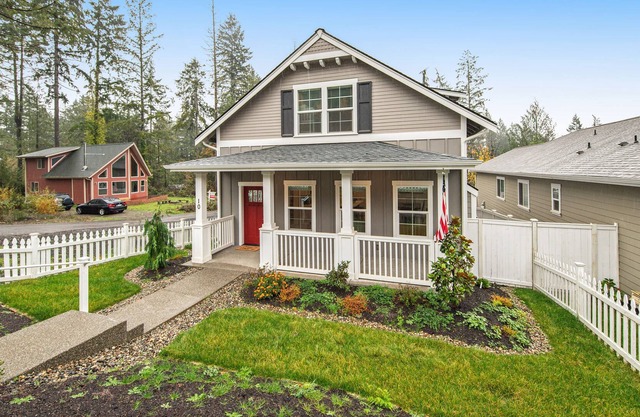 Brand New Family & Dog-Friendly Retreat Near the Bay W/ Free WiFi & Front Porch!