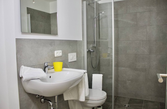 Brand new, fully furnished 1 room apartment in Regensburg/Kelheim