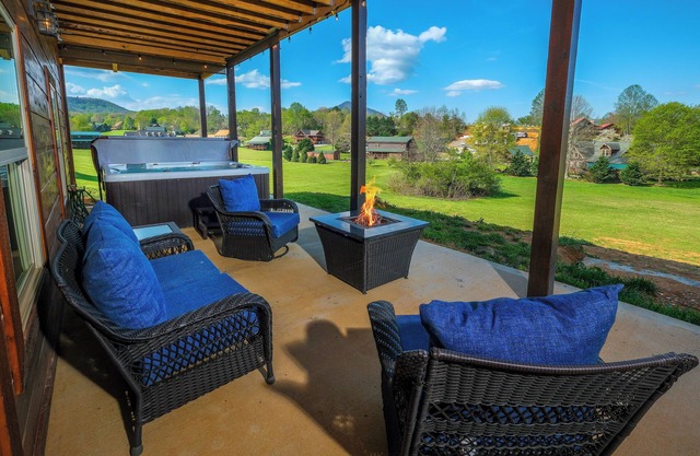 Brand new gorgeous 5BR cabin with mtn views, game room, hot tub, movie theater!
