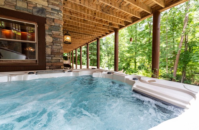 Brand New Guesthouse with Huge Game Room! Gorgeous Creekside Lodge! Sleeps 14!