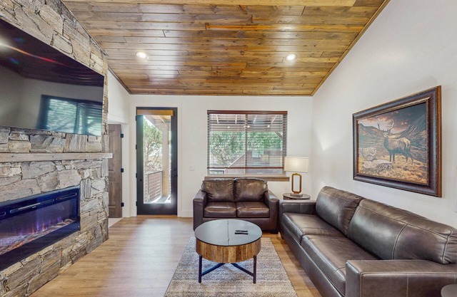Brand new home w/patio & mountain views, close to golf, lakes, town & more