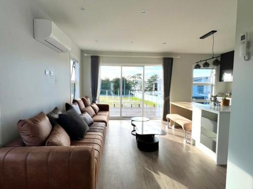 brand new Lakeside cozy deluxe