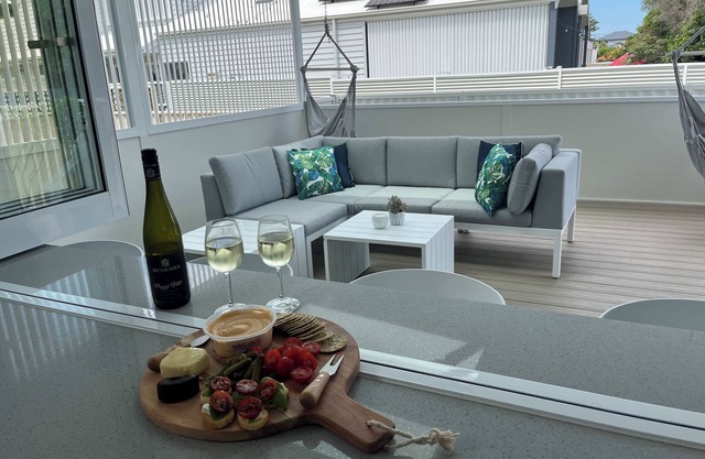 Brand New Luxury. 100m from Bulli Beach. Caters for a family of 4, or 2 couples