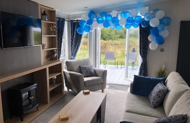 Brand-new Luxury Lodge with Hot Tub (no pets) - 3 bedrooms - 2 bathrooms