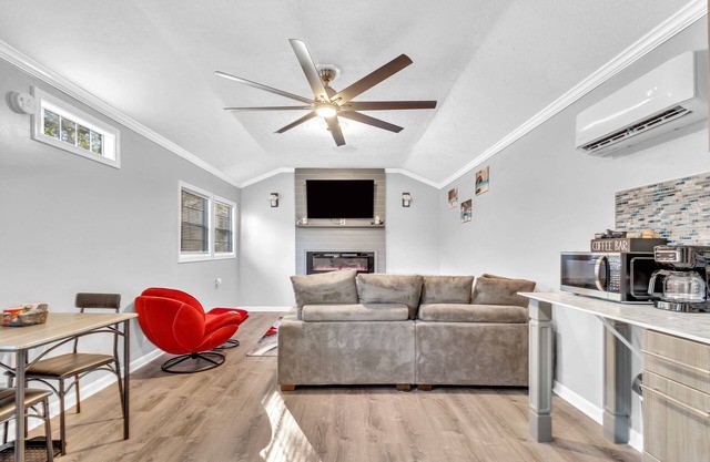 Brand New Modern King Suite10mins from Downtown