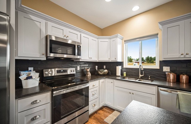Brand-new, modern home with great kitchen - near town, golf & hot springs