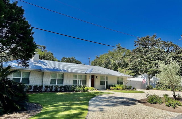 BRAND NEW! ONE LEVEL! 4 BEDRMS- 3 KING BEDS! Shoppes & Dining - 7 Min to Beach!
