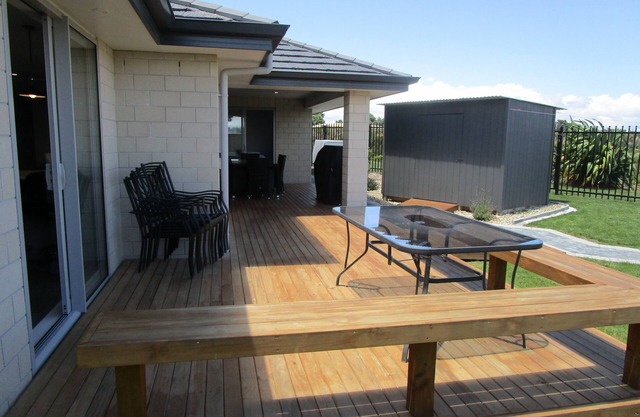 Brand New Paradise In Wharewaka, Sky channels with Sky Sports, WifI,Fully Fenced