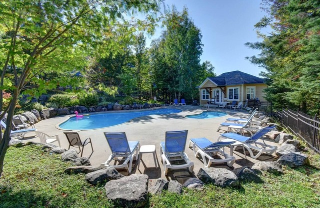 Brand new Ski in/Ski out Family Chalet Sleeps 10 in Mont Blanc, Quebec